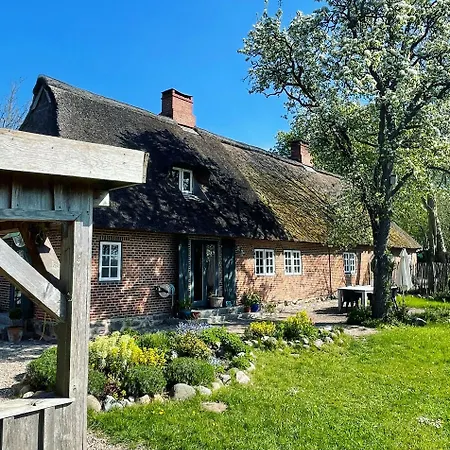Nyaraló Thatched Brick House Near The River Schlei Thumby